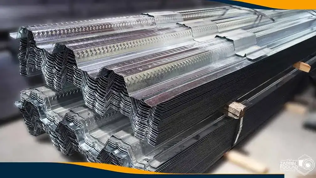 ورقهای عرشه فولادی تولید شده در دو دسته روی یکدیگر قرار گرفته اند.