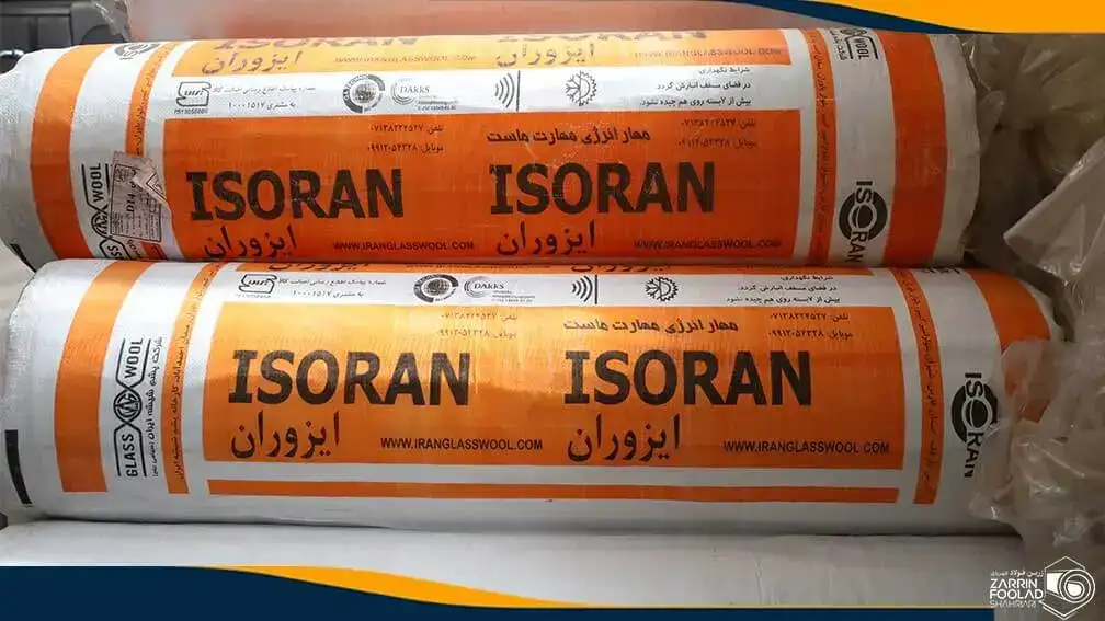 رولهای پشم شیشه پتویی ایزوران با بسته بندی نارنجی رنگ روی یکدیگر چیده شده اند.